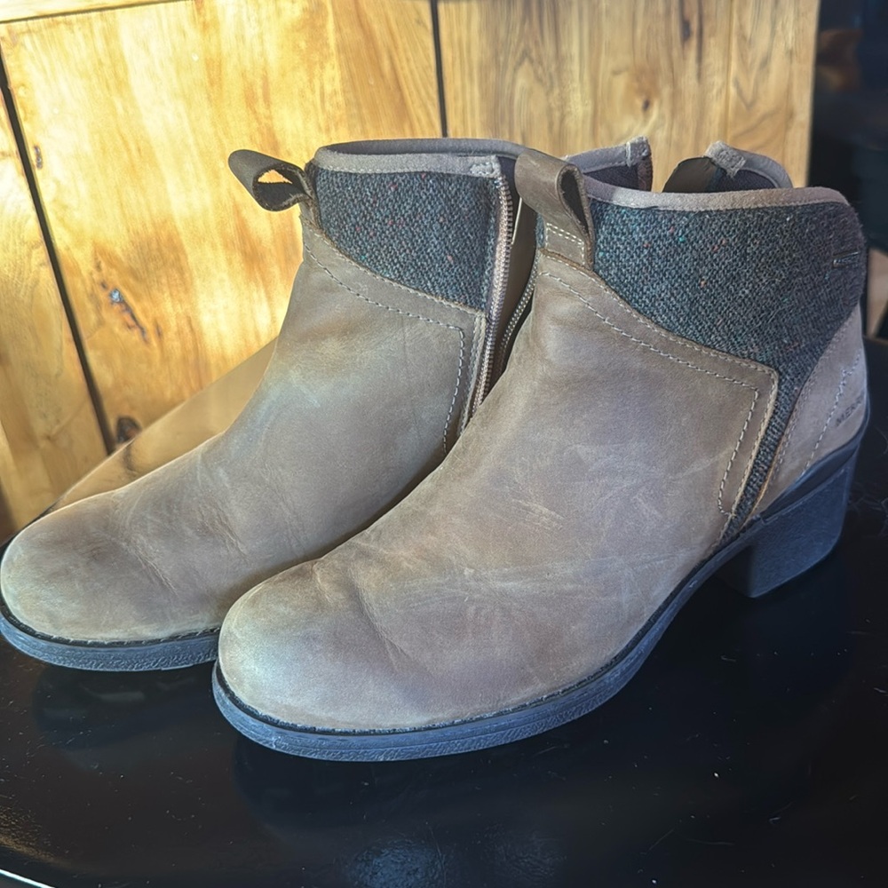 Women’s MERREL boots size 9 - Good Used Condition